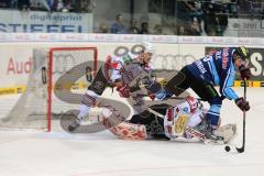 DEL - Playoff Finale - ERC Ingolstadt - Kölner Haie - rechts Ziga Jeglic (13) gefährlich vor dem Tor von Torwart Danny aus den Birken