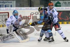 DEL - ERC Ingolstadt - Iserlohn Roosters - Björn Barta (33)  lauert am Tor von Mathias Lange