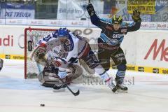 DEL - ERC Ingolstadt - Adler Mannheim - Robert Sabolic (25) wird der Puck von Marc El-Sayed vor dem Tor weggenommen