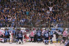 DEL - Playoff Finale - ERC Ingolstadt - Kölner Haie - Spiel ist aus, Overtime Tor für Köln im 4. Drittel, Schlägerei aller Spieler vor den Ingolstädter Fans