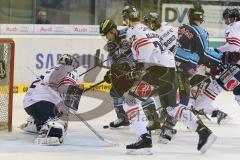 DEL - ERC Ingolstadt - Eisbären Berlin - mitte Thomas Greilinger (39) am Puck, links Torwart Robert Zepp