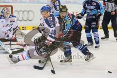 DEL - ERC Ingolstadt - Adler Mannheim - Christoph Gawlik (11) mit Mike Vernace