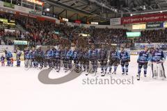 DEL - Playoff Halbfinale - ERC Ingolstadt - Hamburg Freezers - Spiel 6 - Sieg Finale Einzug, das Team feiert mit den Fans