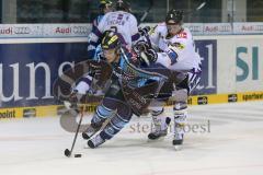 DEL - ERC Ingolstadt - Krefeld Pinguine - John Laliberte (15) im Zweikampf mit Sinan Akdag