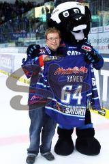 DEL - ERC Ingolstadt - Eisbären Berlin - Trikotübergabe mit Xaver an einen Fan. Foto: Adalbert Michalik