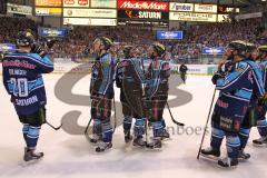 DEL - Playoff Halbfinale - ERC Ingolstadt - Hamburg Freezers - Spiel 6 - Sieg Finale Einzug, das Team vor den Fans