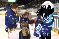 DEL - ERC Ingolstadt - Eisbären Berlin - Trikotübergabe mit Xaver an einen Fan. Foto: Adalbert Michalik