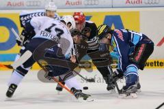 DEL - Playoff Halbfinale - ERC Ingolstadt - Hamburg Freezers - rechts Jared Ross (42) am Bully