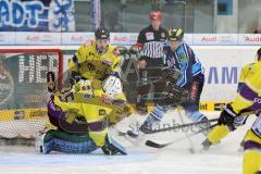 DEL - PlayOff - ERC Ingolstadt - Krefeld Pinguine - Robert Sabolic (25) scheitert an Torwart Jerry Kuhn