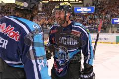 DEL - Playoff Halbfinale - ERC Ingolstadt - Hamburg Freezers - Spiel 6 - Sieg Finale Einzug Travis Turnbull (71) und links Jean-Francois Boucher (84)