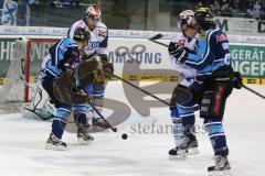 DEL - ERC Ingolstadt - Schwenninger Wild Wings - links Jared Ross (42) knapp am Tor