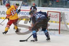 DEL - 2013/2014 - ERC Ingolstadt - Düsseldorf EG - Robert Sabolic (25) nimmt Mass und trifft zum 1:0 Tor Jubel. Torwart DEG Stefan Ridderwall hat keine Chance