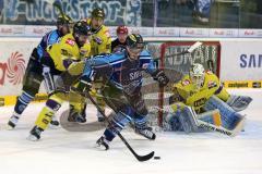 DEL - ERC Ingolstadt - Krefeld Pinguine - PlayOff Viertelfinale - 2. Spiel - John Laliberte (15) knapp am Tor wird verfolgt, rechts Torwart Tomas Duba