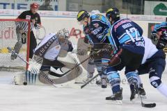 DEL - ERC Ingolstadt - Hamburg Freezers - Alexander Oblinger (20) scheitert am Torwart Treutle