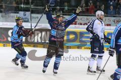 DEL - Playoff Halbfinale - ERC Ingolstadt - Hamburg Freezers - Spiel 6 - Tor Jubel zum 3:1 durch Robert Sabolic (25), hier jubelt Jared Ross (42)