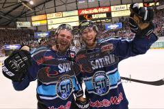 DEL - Playoff Halbfinale - ERC Ingolstadt - Hamburg Freezers - Spiel 6 - Sieg Finale Einzug Travis Turnbull (71) und Robert Sabolic (25)