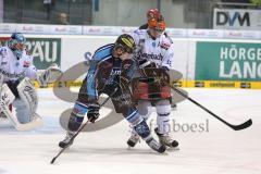 DEL - ERC Ingolstadt - Iserlohn Roosters - Alexander Oblinger (20) vor dem Tor im Zweikampf mit Jeff Guiliano rechts der den Puck mit den Beinen fängt