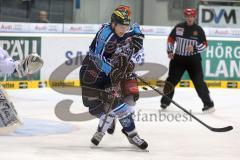 DEL - ERC Ingolstadt - Iserlohn Roosters - Alexander Oblinger (20) vor dem Tor im Zweikampf mit Jeff Guiliano rechts der den Puck mit den Beinen fängt