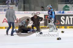 DEL - Playoff Halbfinale - ERC Ingolstadt - Hamburg Freezers - Schlägerei Ärzte beim ERC Spieler Benedikt Schopper (10)