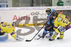 DEL - PlayOff - ERC Ingolstadt - Krefeld Pinguine - Robert Sabolic (25) wird von den Beinen geholt von Robar