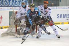 DEL - ERC Ingolstadt - Iserlohn Roosters - Alexander Oblinger (20) wird vor dem Tor geschubst