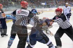 DEL - Playoff Halbfinale - ERC Ingolstadt - Hamburg Freezers - Schlägerei mit Alexander Oblinger (20)