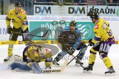 DEL - ERC Ingolstadt - Krefeld Pinguine - PlayOff Viertelfinale - 2. Spiel - John Laliberte (15) scheitert am Torwart Tomas Duba