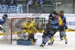 DEL - PlayOff - ERC Ingolstadt - Krefeld Pinguine - Thomas Greilinger (39) zieht ab und Tyler Bouck (12) lässt den Puck unter sich durch, Torwart Jerry Kuhn keine Chance zu halten, Tor zum 3:0 Jubel