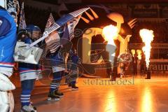 DEL - Playoff Halbfinale - ERC Ingolstadt - Hamburg Freezers - Vor dem Spiel Fans Choreographie, Einlauf Kinder mit Fahnen