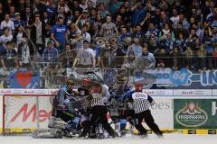 DEL - 2013 - ERC Ingolstadt - Augsburg Panther - Schlagerei am Tor von Torwart Markus Janka (60), Fans im Hintergrund