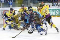 DEL - ERC Ingolstadt - Krefeld Pinguine - PlayOff Viertelfinale - 2. Spiel - Travis Turnbull (71) an der Scheibe kommt nicht durch, John Laliberte (15) lauert in den Gegnern