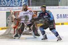 DEL - ERC Ingolstadt - Grizzly Adams Wolfsburg - Travis Turnbull (71) vor dem Torwart Sebastian Vogl