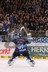 DEL - ERC Ingolstadt - Straubing Tigers - 1:0 - Torwart Timo Pielmeier (51) lässt sich von den Fans feiern