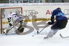 DEL - ERC Ingolstadt - Icetigers Nürberg - Tim Conboy (4) scheitert an Torwart Tyler Weiman