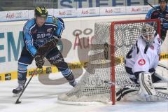 DEL - ERC Ingolstadt - Nürnberg IceTigers - Alexander Oblinger (20) umfährt das Tor von Torwart Tyler Weimann