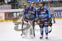 DEL - PlayOff - ERC Ingolstadt - Krefeld Pinguine - Torwart Timo Pielmeier (51) und Derek Dinger (47) nach dem Spiel