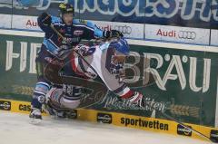 ERC Ingolstadt - Adler Mannheim - Christoph Gawlik und Denis Reul(weiß Mannheim) an der Bande - und Foto: Jürgen Meyer