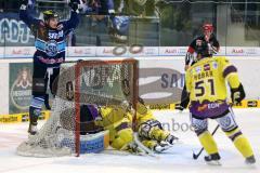 DEL - ERC Ingolstadt - Krefeld Pinguine - PlayOff Viertelfinale - 2. Spiel - Eddy Rinke-Leitans (91) links trifft zum 1:0, Torwart Tomas Duba im Netz