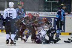 DEL - Playoff Halbfinale - ERC Ingolstadt - Hamburg Freezers - Schlägerei vor dem Ingolstädter Tor Derek Dinger (47)