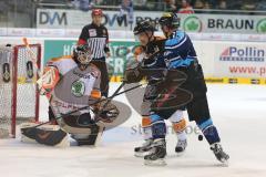 DEL - ERC Ingolstadt - Grizzly Adams Wolfsburg - rechts Travis Turnbull (71) scheitert an Torwart Sebastian Vogl