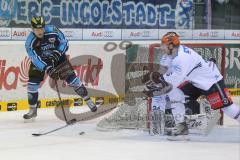 DEL - ERC Ingolstadt - Iserlohn Roosters - Alexander Oblinger (20) umfährt das Tor von Torwart Mathias Lange