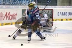 DEL - Playoff Halbfinale - ERC Ingolstadt - Hamburg Freezers - Kampf um den Puck vor dem Hamburger Tor, Robert Sabolic (25)