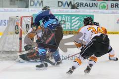 DEL - ERC Ingolstadt - Grizzly Adams Wolfsburg - rechts Tim Conboy (4) vor Torwart Sebastian Vogl