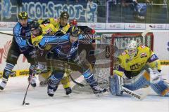 DEL - ERC Ingolstadt - Krefeld Pinguine - PlayOff Viertelfinale - 2. Spiel - John Laliberte (15) knapp am Tor wird verfolgt, rechts Torwart Tomas Duba