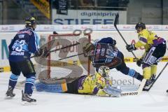 DEL - PlayOff - ERC Ingolstadt - Krefeld Pinguine - Tyler Bouck (12) erzielt das 5:0 gegen Torwart Jerry Kuhn, Tor Jubel