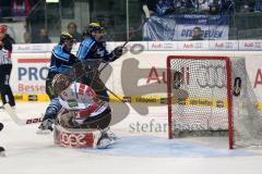 DEL - Playoff Finale - ERC Ingolstadt - Kölner Haie - Tyler Bouck (12) und Jean-Francois Boucher (84) knapp vor dem Tor