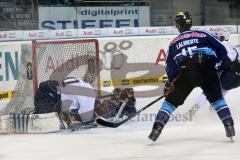 DEL - ERC Ingolstadt - Hamburg Freezers - Tor, Travis Turnbull (71) am Boden rutscht ins Tor. Vorlage von John Laliberte (15)