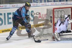 DEL - ERC Ingolstadt - Nürnberg IceTigers - Alexander Oblinger (20) umfährt das Tor von Torwart Tyler Weimann