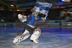 DEL - Playoff Halbfinale - ERC Ingolstadt - Hamburg Freezers - Vor dem Spiel Fans Choreographie, Einlauf Kinder mit Fahnen