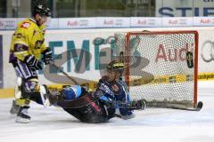 DEL - ERC Ingolstadt - Krefeld Pinguine - PlayOff Viertelfinale - 2. Spiel - Eddy Rinke-Leitans (91) wird von den Beinen geholt